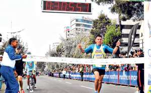 El teniente de la Polic&iacute;a Nacional de Colombia Javier Pe&ntilde;a cruza la meta en primer lugar durante la carrera de 10K de la Polic&iacute;a &lsquo;H&eacute;roes de Paz&rsquo; ayer en Quito.