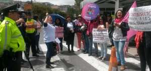 Las activistas en su manifestaci&oacute;n afuera de la Asamblea.