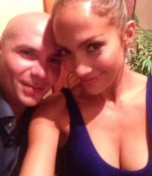 Pitbull subi&oacute; a su Twitter un selfie con J-Lo.