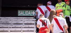 Los fan&aacute;ticos de River Plate tuvieron que abandonar nuevamente el estadio Monumental Antonio Vespucio Liberti, luego de que la Conmebol hiciera oficial la suspensi&oacute;n, 45 minutos despu&eacute;s de la apertura del escenario deportivo.