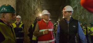 Imagen de archivo del alcalde Mauricio Rodas (d) durante una inspecci&oacute;n de los trabajos del Metro.