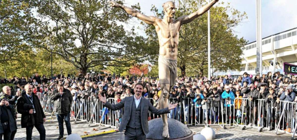 La estatua, en bronce, de casi 3 metros y unos 500 kilos de peso, muestra al jugador en pantal&oacute;n corto, alzando los brazos en uno de sus t&iacute;picos gestos de celebraci&oacute;n.