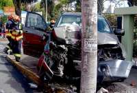 Un auto se impactó contra un poste en Quito