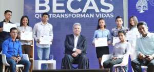 El presidente Len&iacute;n Moreno asisti&oacute; a la entrega de becas en Guayaquil.