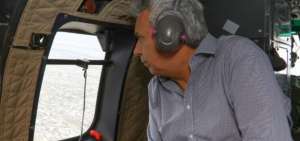 El presidente Len&iacute;n Moreno sobrevol&oacute; zonas afectadas por el invierno.