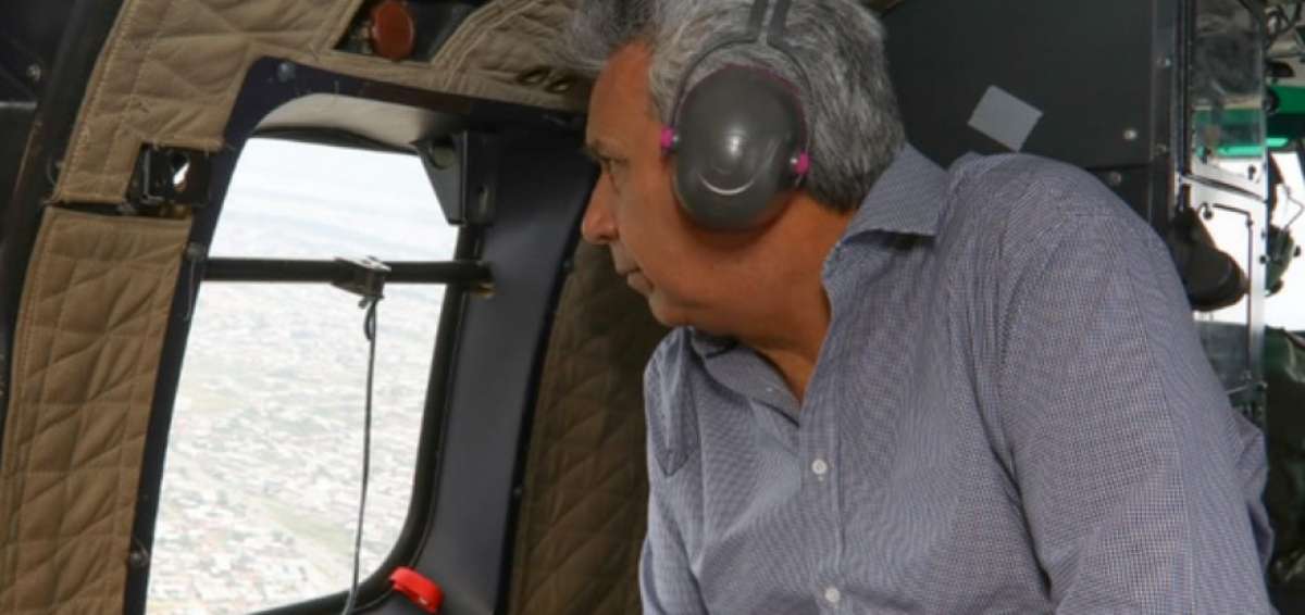 El presidente Len&iacute;n Moreno sobrevol&oacute; zonas afectadas por el invierno.