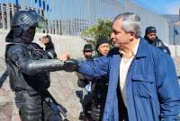 Ministro del Interior visitó a policías desplegados por las manifestaciones