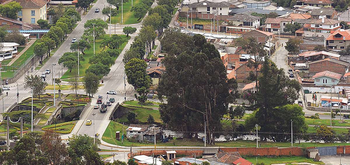 En la avenida fray Vicente Solano, de la capital azuaya, est&aacute;n ubicados los bustos de 11 personajes cuencanos.