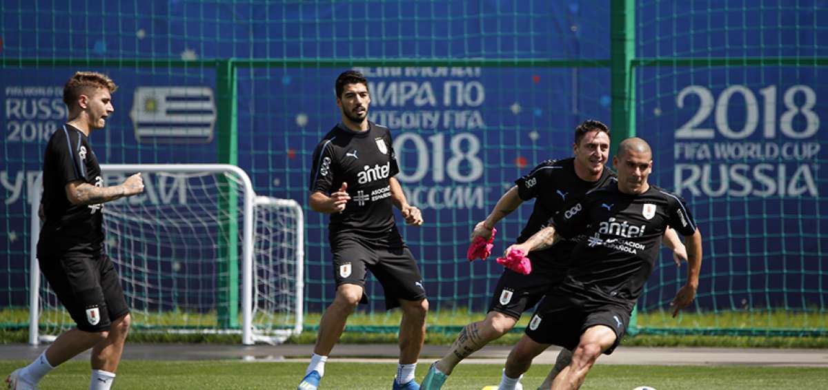 Los jugadores de la selecci&oacute;n de Uruguay est&aacute;n obligados a vencer a Rusia. Su principal arma de gol es Luis Su&aacute;rez (centro).