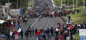 Cientos de ind&iacute;genas caminan este lunes 7 de octubre por el sector de Al&oacute;ag con rumbo a Quito (Ecuador), donde se espera una gran movilizaci&oacute;n programada para este mi&eacute;rcoles.
