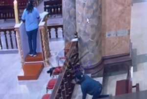 Un hombre rob&oacute; a una mujer que daba un serm&oacute;n. 