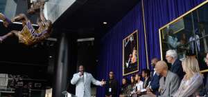 Develan estatua de Shaquille O'Neal frente al Staples Center de Los &Aacute;ngeles