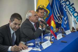  En la sede de Unasur, el ministro Pedro Merizalde (derecha), explic&oacute; los proyectos que se ejecutar&aacute;n a mediano y largo plazo con el Per&uacute;. Foto: Fernando Sandoval / El Tel&eacute;grafo