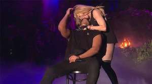 La cantante Madonna sujeta a su colega Drake para robarle un beso en media presentaci&oacute;n. FOTO: Internet 