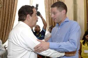 El alcalde de Guayaquil, Jaime Nebot, recibi&oacute; al que se convertir&aacute; en mayo en su colega de Quito, Mauricio Rodas, en el despacho de la Alcald&iacute;a porte&ntilde;a. Foto: Lylibeth Coloma.