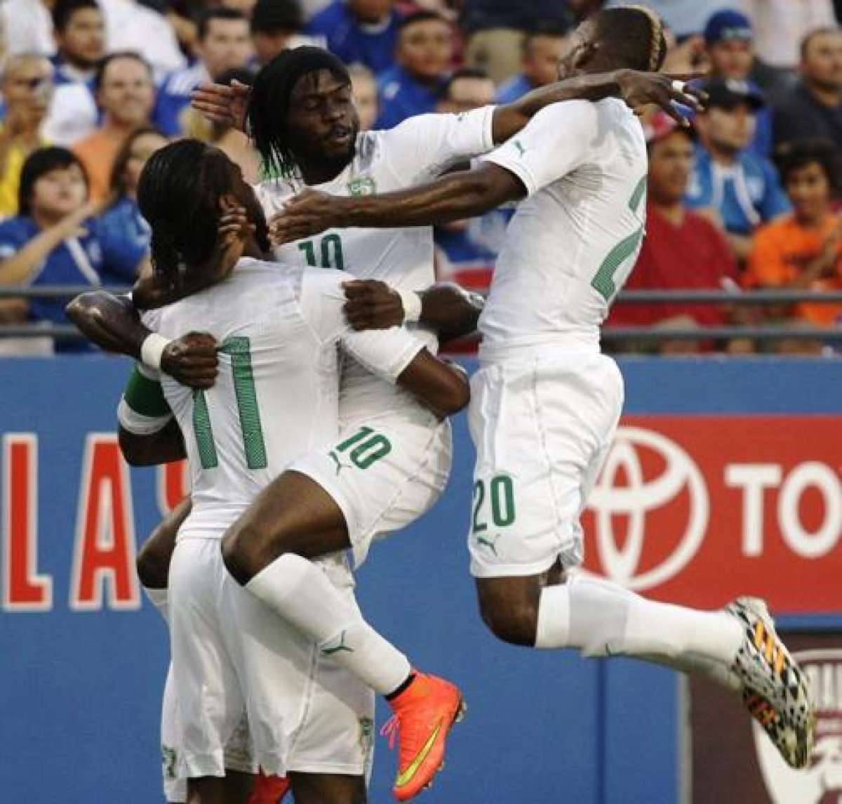 Didier Drogba (i) de Costa de Marfil celebra con Yao Kouassi Gervais (c) y Serey Die Geoffroy (d) tras anotar ante El Salvador. Foto: EFE
