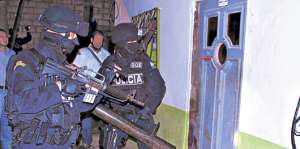 Miembros policiales del GOEparticiparon en el operativo Eslab&oacute;n XX. Uno de ellos en Los R&iacute;os. Foto: Cortes&iacute;a