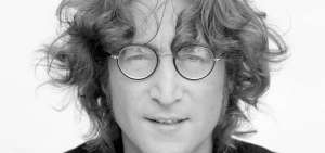 El cantante  John Lennon  es asesinado