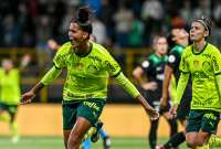 El jugador de Palmeiras Thiago Martins (frente) celebra su gol con Miguel Borja ante de Alianza Lima hoy, martes 3 de abril de 2018, durante un partido de la Copa Libertadores en el estadio Allianz Parque en Sao Paulo.