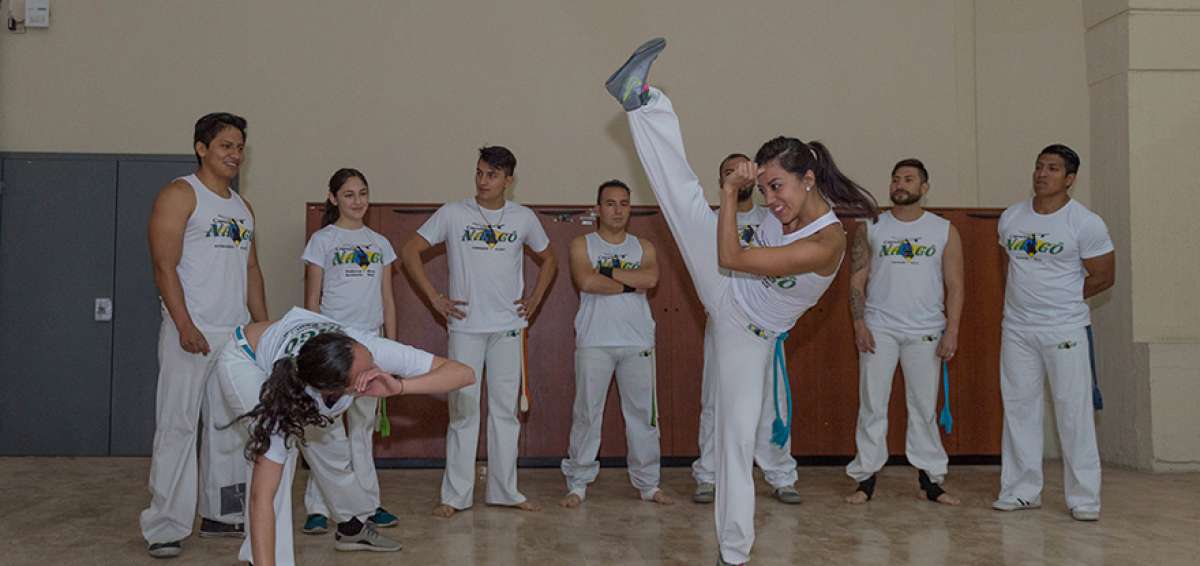 Vanessa Cruz (der.) durante una exhibici&oacute;n con sus compa&ntilde;eros, previamente al viaje a Brasil.