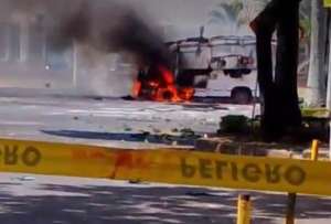 Cilindros de gas fueron arrojados de un bus y explotaron en exteriores de un regimiento militar. 