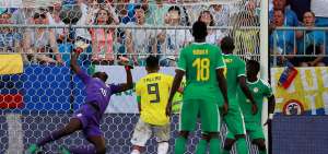 El portero senegal&eacute;s Khadim N&rsquo;Diaye encaja el 0-1 del defensa colombiano Yerry Mina, en partido desarrollado en el estadio Samara Arena.