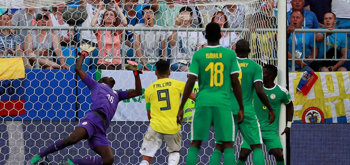El portero senegal&eacute;s Khadim N&rsquo;Diaye encaja el 0-1 del defensa colombiano Yerry Mina, en partido desarrollado en el estadio Samara Arena.