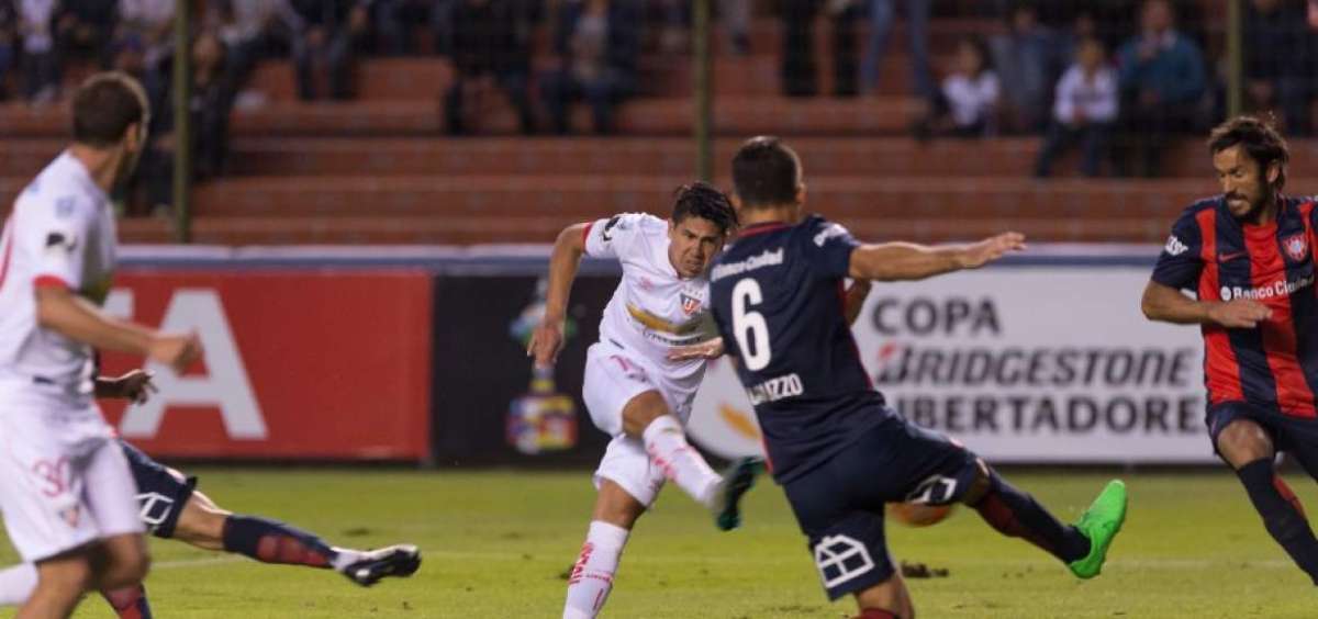 Diego Morales (centro) en el momento justo de su remate para convertir el primer gol de Liga de Quito.