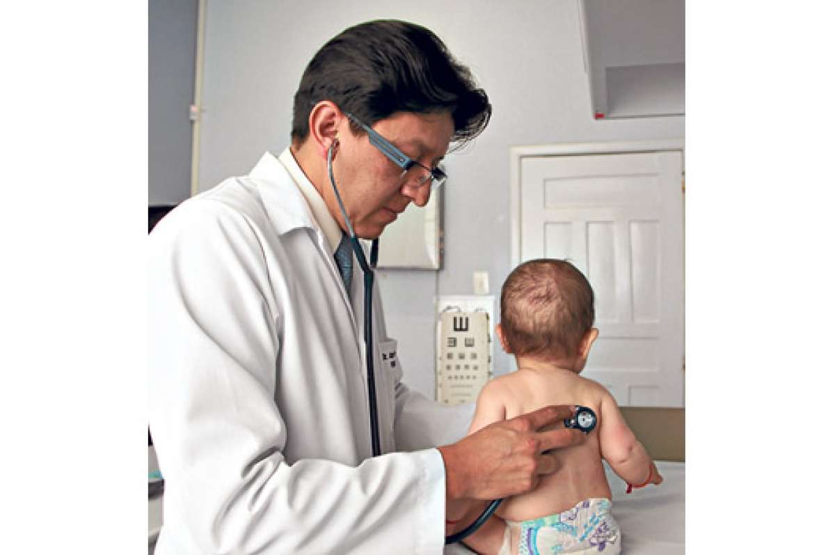 El af&aacute;n de servicio que el  Dr. Albert Ch&aacute;vez ha sabido transmitir a sus pacientes, ha hecho de este profesional de la salud un m&eacute;dico de vocaci&oacute;n. Foto: Cortes&iacute;a MSP