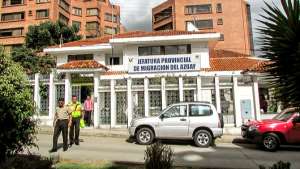 Alrededor de 80 personas acuden diariamente a la  Jefatura de Migraci&oacute;n del Azuay para regular su estad&iacute;a en la provincia y el pa&iacute;s. Foto: Cortes&iacute;a