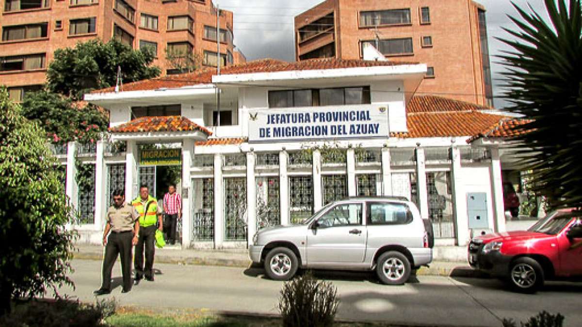 Alrededor de 80 personas acuden diariamente a la  Jefatura de Migraci&oacute;n del Azuay para regular su estad&iacute;a en la provincia y el pa&iacute;s. Foto: Cortes&iacute;a