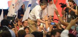 El l&iacute;der del Movimiento, Guillermo Lasso, se saluda con los miembros participantes del encuentro realizado en el Centro de Convenciones.