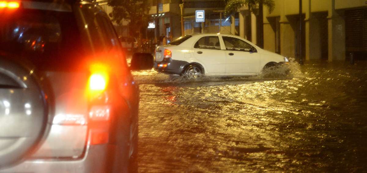 Aguacero caus&oacute; inundaciones en varias zonas de Guayaquil