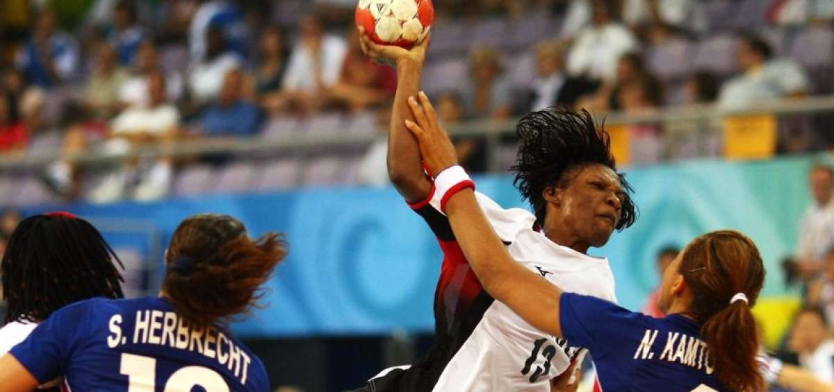 La destacada jugadora de balonmano Luisa Kiala (centro), de 34 a&ntilde;os, portar&aacute; la ense&ntilde;a nacional en la jornada de apertura de las Olimpiadas.