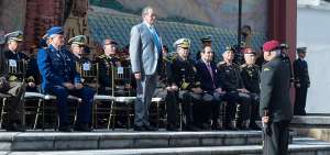 Roque Moreira, nuevo comandante de las FF.AA., saluda al Ministro de Defensa Nacional, en un evento castrense en La Recoleta, en el centro de Quito.