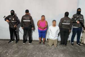 Policía Nacional junto a dos de los detenidos en el operativo Apolo 2.0. 