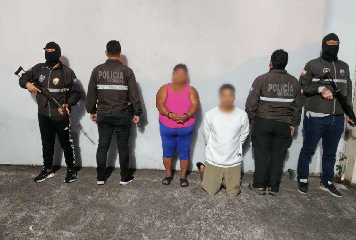 Policía Nacional junto a dos de los detenidos en el operativo Apolo 2.0. 