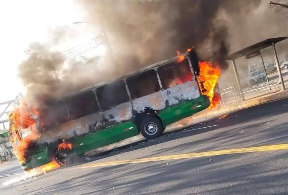 Ola de violencia en el occidente de M&eacute;xico: CJNG reacciona con bloqueos y quema de veh&iacute;culos.