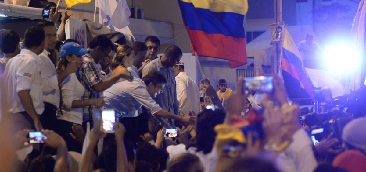 Lasso felicit&oacute; a sus simpatizantes en el exterior del CNE Guayaquil