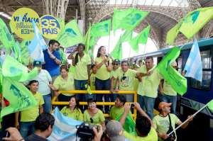 Decenas de personas con camisetas de PAIS se subieron a la Metrov&iacute;a. Foto: Miguel Castro 