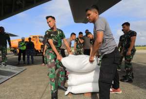 Equipos de emergencia trabajan entre escombros y lodo tras las inundaciones.