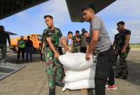 Equipos de emergencia trabajan entre escombros y lodo tras las inundaciones.