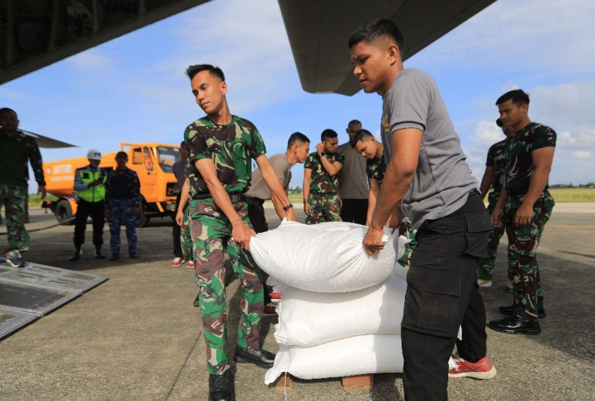 Equipos de emergencia trabajan entre escombros y lodo tras las inundaciones.
