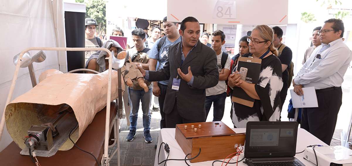 Aldo Guzm&aacute;n (i), de la Universidad de Guayaquil, dise&ntilde;&oacute; un simulador robotizado para valorar la posici&oacute;n fetal.
