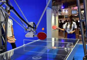 La compa&ntilde;&iacute;a tecnol&oacute;gica Omron present&oacute; en la feria un robot que es jugador de ping-pong. El Ceatec estuvo copado por fabricantes como Sony o Toshiba. AFP