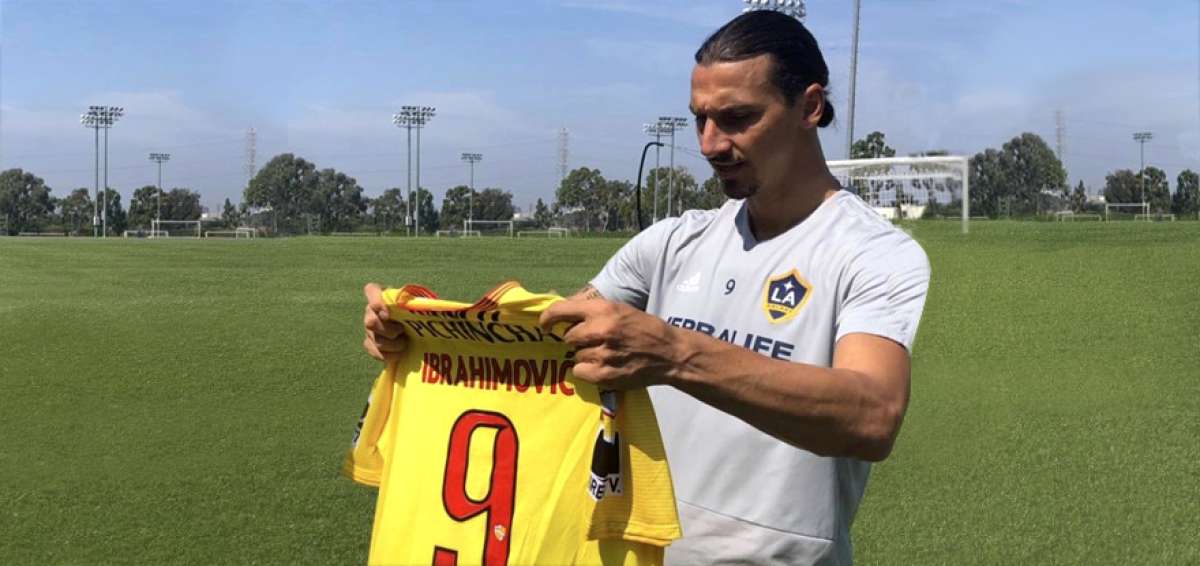 El delantero recibi&oacute; la indumentaria "amarilla" durante en el entrenamiento del club Los &Aacute;ngeles Galaxy.