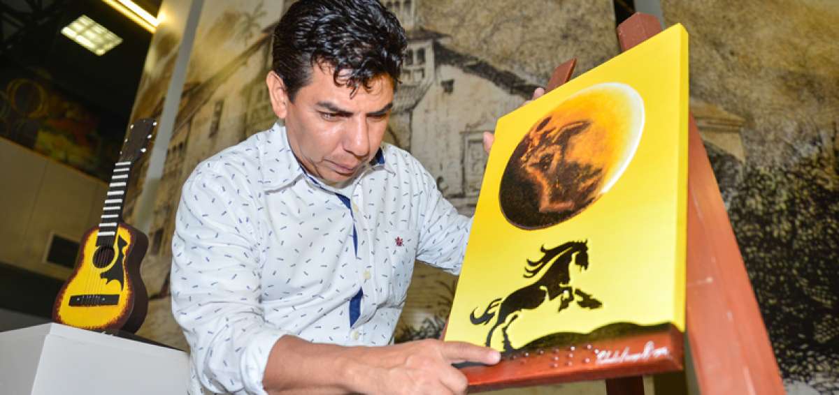 Lalinchi Arreaga Burgos incorpora en sus obras las sugerencias de personas con discapacidad visual.