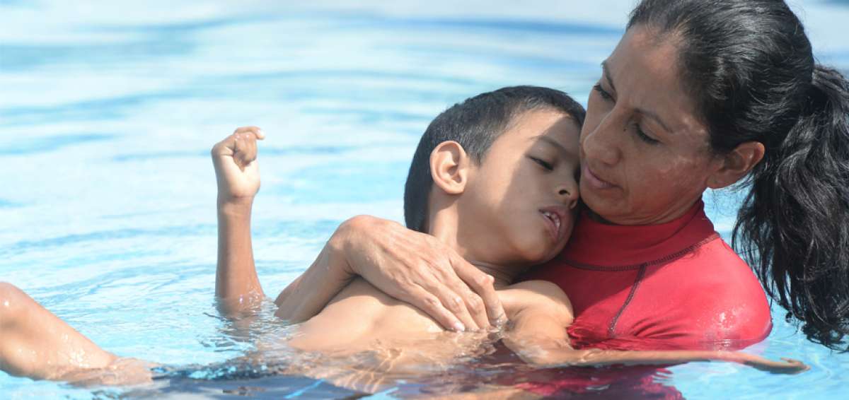 Algunos de los peque&ntilde;os demoraron un poco en tener &aacute;nimos y perder el temor para ingresar a la alberca infantil.