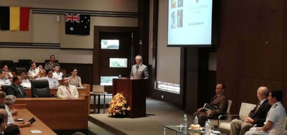 El ministro de Defensa, Oswaldo Jarr&iacute;n, durante una conferencia en Guayaquil.