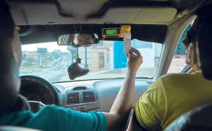 En la ciudad manabita no todos los taxistas utilizan el aparato y prefieren negociar el precio de la carrera con el cliente. Foto: Rodolfo P&aacute;rraga / El Tel&eacute;grafo